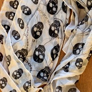 NWT Arden B skull scarf